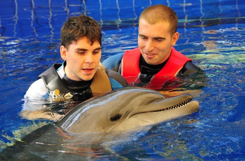 Daniel bei seiner ersten Delfintherapie 2009.