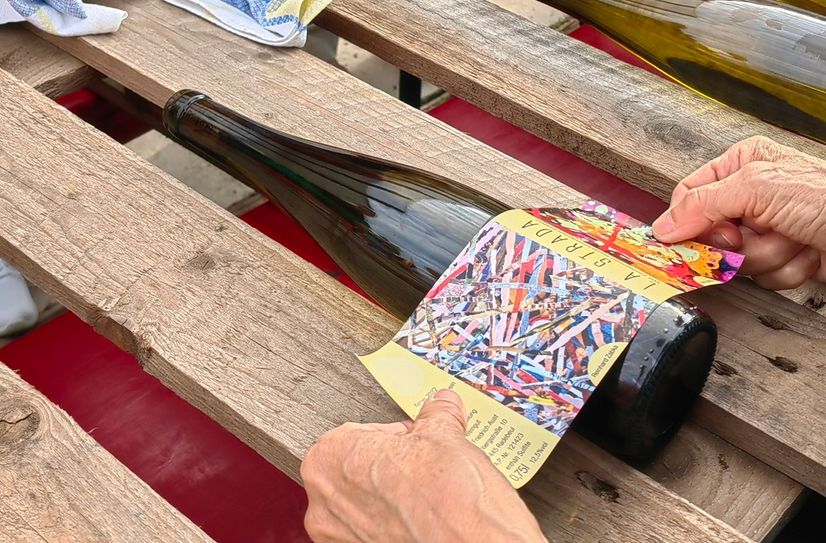 Jedes Etikett ist von Hand aufgeklebt, weil sie inzwischen von Sammlern geschätzt werden.