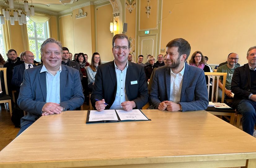 OSL geht neue Wege in der Prävention – für ein gesundes Aufwachsen von Kindern und Jugendlichen im Landkreis. Hierfür startet unter Regie des Jugendamtes die Präventionsstrategie »Communities That Care« (CTC) in den drei Pilotkommunen Senftenberg, Lauchhammer und Calau. Der Beigeordnete und Jugenddezernent Alexander Erbert sowie Frederik Tetzlaff und Sven Kruppik von der CTC-Transferstelle unterzeichneten im Rahmen der Auftaktkonferenz im Sitzungssaal des Landratsamtes Senftenberg eine entsprechende Kooperationsvereinbarung.