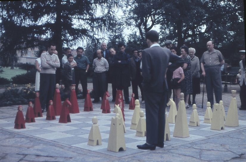 Das Bild aus dem Jahr 1965 zeigt das Schachspiel im Birkenwäldchen, dessen Figuren heute noch im Stadtpark verwendet werden.