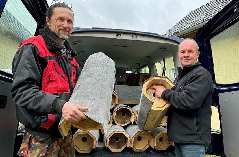 Insgesamt 60 Kästen sollen in den kommenden Tagen in der Naturparkregion Niederlausitzer Landrücken verteilt werden. Volker Pahlow und Ralf Donat von der Heinz Sielmann Stiftung stellen die Kästen im Natur-Erlebniszentrum Wanninchen zum Abholen bereit.