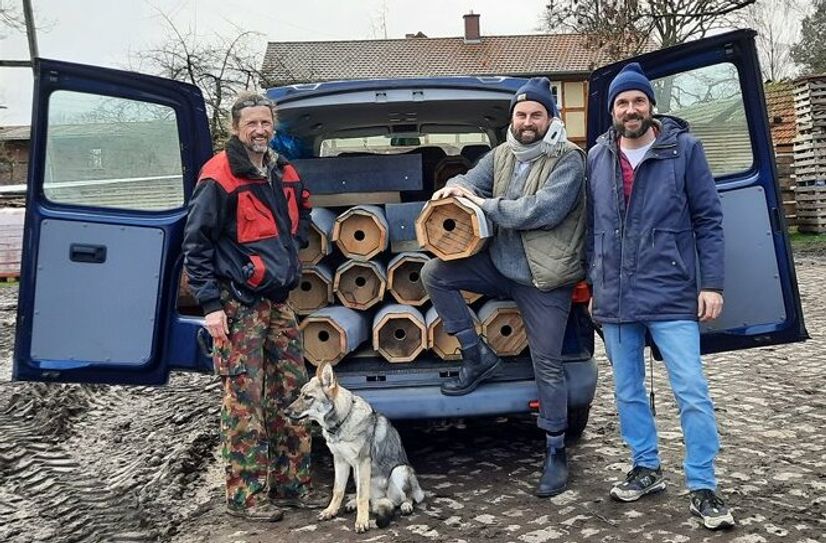 Hergestellt wurden die Nisthilfen von der Firma Holzhandwerk Sasse aus Altmark. Volker Pahlow von der Heinz Sielmann Stiftung, Philipp Juranek und Bastian Enners von der Wiedehopfen GbR (v.l.n.r.) holten sie dort am Montag ab.