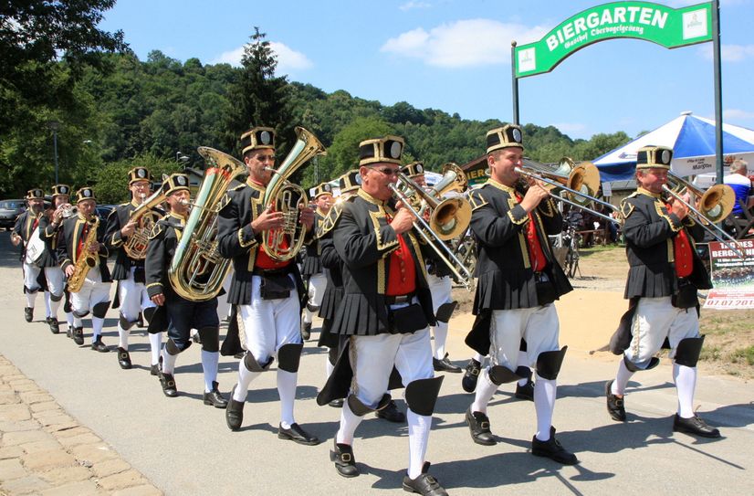 Die Bergkapelle Seiffen marschiert im Pirnaer Ortsteil Obervogelgesang auf und gibt ein Konzert.