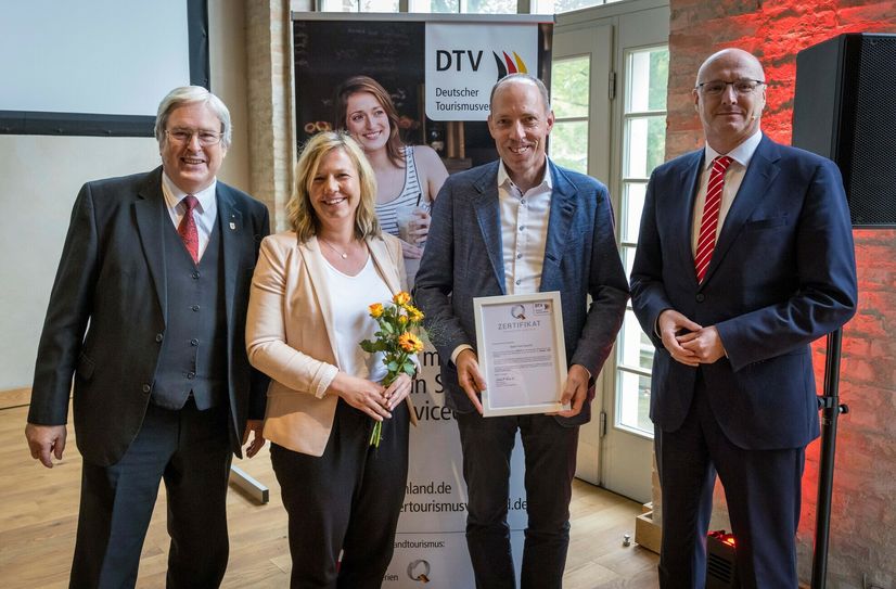 Brandenburgs Wirtschaftsminister Jörg Steinbach, Diana Priel, Teamleiterin Marketing &amp; Tourismus, Stefan Palm, Parkmanager Ostdeutscher Rosengarten, und Ludger Weskamp, Geschäftsführender Präsident Ostdeutscher Sparkassenverband (v.l.).