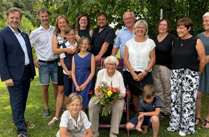 Zum 100. Geburtstag von Jutta Baer aus Hosena (Mitte) steht die ganze Familie stramm. Zur Gratulantenschar gehörten auch Ortsvorsteherin  Katrin Konczak (r.) und Bürgermeister Andreas Pfeiffer (l.).