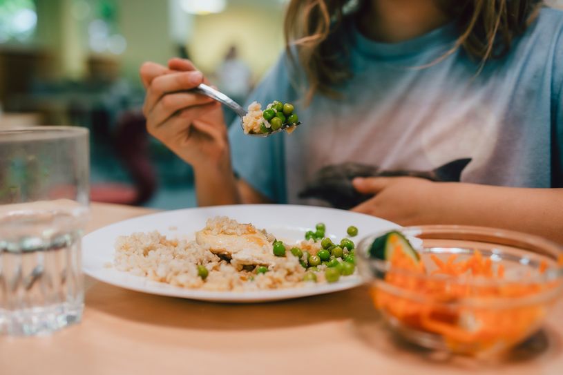 Etwas Ordentliches auf dem Teller - für alle von 1 bis 18: Kinder und Jugendliche im Landkreis Görlitz sollen mittags in Kitas und Schulen ein kostenloses Essen bekommen. Die Gewerkschaft Nahrung-Genuss-Gaststätten (NGG) macht das Gratisessen zum Thema im Bundestagswahlkampf. »Egal, wie viel die Eltern verdienen: Chancengleichheit fängt schon beim warmen Essen an. Es verhindert Mangelernährung und fördert die Konzentrationsfähigkeit«, so die NGG Dresden-Chemnitz.