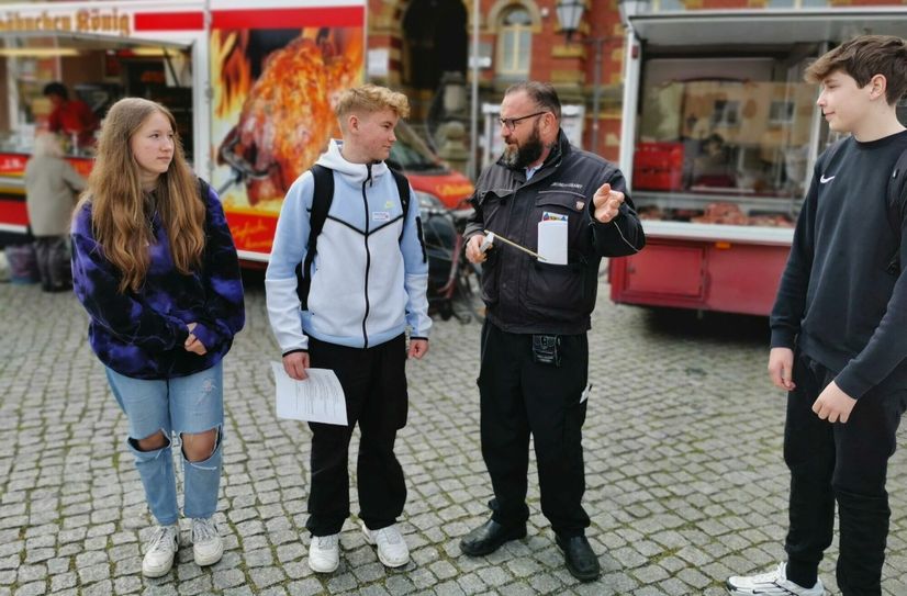Bereits im vergangenen Jahr überzeugten sich vier junge Leute im Rahmen des Brandenburger Zukunftstages, wie vielfältig Berufe in der Verwaltung sein können. Hier inspizieren sie gerade mit Marktmeister Jörg Suchomel (2. von rechts) den Calauer Wochenmarkt.