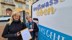 Anne Petrick (links) und Anett Felgenhauer freuen sich über die Eingangsbestätigung des Rathauses und darüber, dass sie so viele Unterschriften in so kurzer Zeit zusammenbekommen haben.