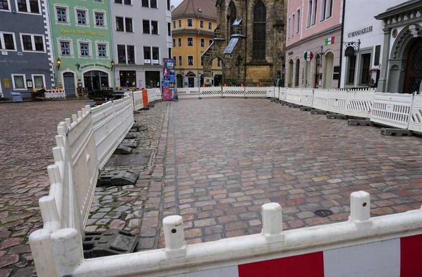 Der Unterschied ist deutlich sichtbar: rechts die neu verfugte Fläche.