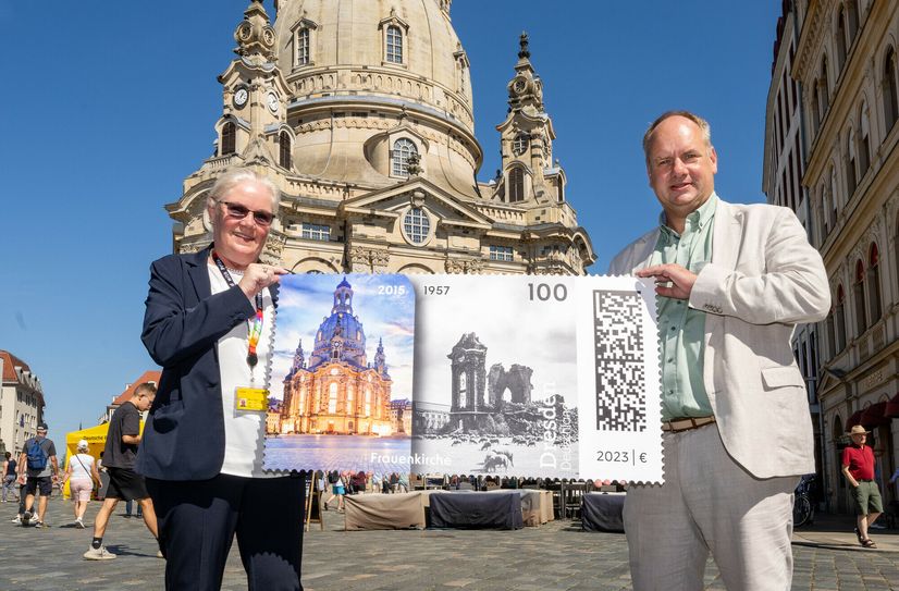 Marion Oppermann, Leiterin der Deutsche Post DHL präsentiert mit Dresdens Oberbürgermeister Dirk Hilbert das neue Post-Motiv "Frauenkirche".
