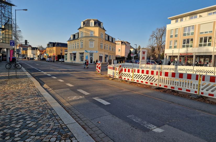 Betroffen von den Bauarbeiten sind u.a. Bäcker, die Tagespflege der Johanniter und Roßmann, aber auch die Geschäfte an der Hauptstraße.