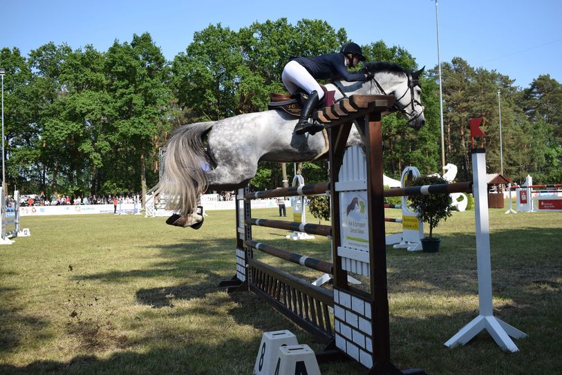 Denise Svenson auf Cressida Fly.