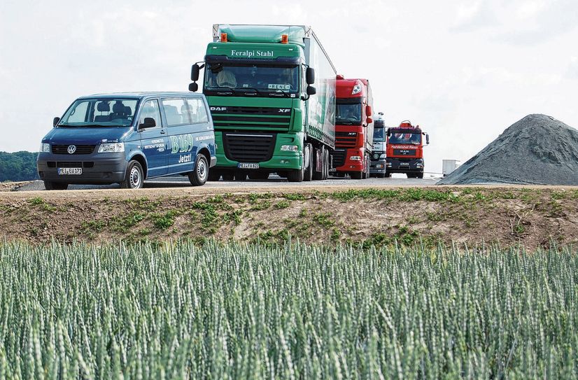 Auf einem Feld bei Seerhausen endet derzeit die dreispurige Ausbaustrecke der neuen B169. Das soll sich jetzt möglichst schnell ändern, damit die LKW-Kolonne aus Richtung Riesa schneller in Richtung Autobahn unterwegs sein kann.