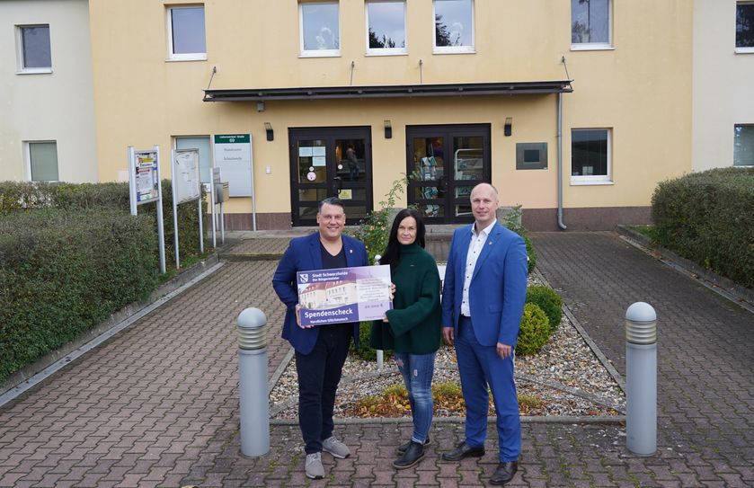 Schwarheides Bürgermeister Christoph Schmidt, Einrichtungsleiterin des Frauenhauses und Lauchhammer Bürgermeister Mirko Buhr bei der Scheckübergabe.