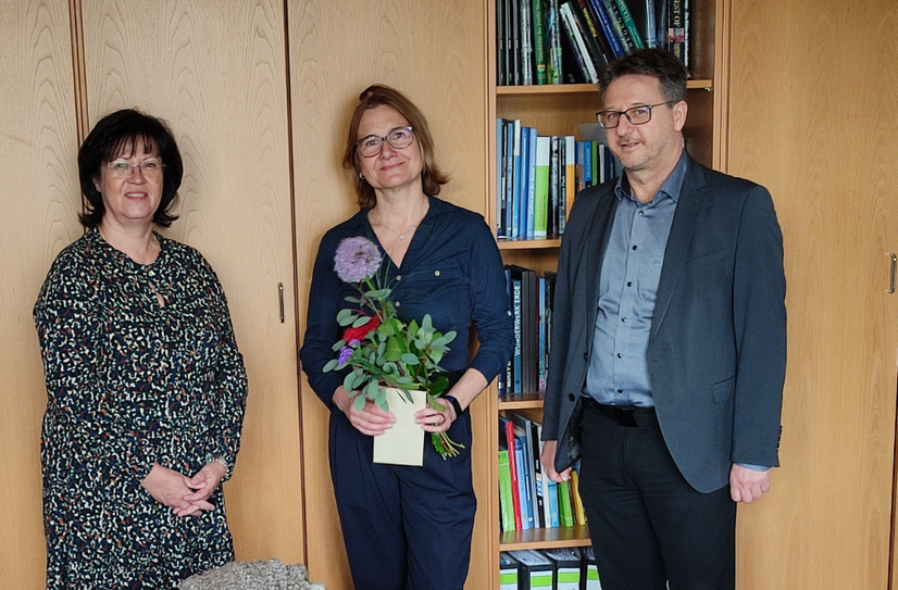 Bürgermeisterin Christine Herntier (li.) und Ralf Brehmer, Bürgermeister aus dem sächsischen Rietschen (re.) freuen sich über die neue Koordinatorin der Lausitzrunde, Kerstin Holl (Mitte).