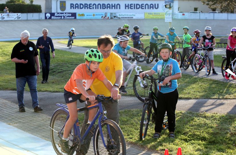 Kinder im Alter bis zwölf Jahren können im Betonoval ihre Runden drehen.