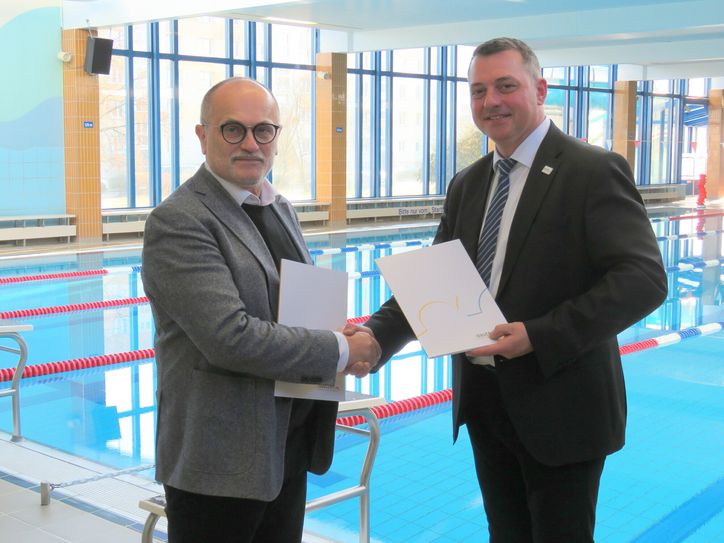 Der Oberbürgermeister der Stadt Kamenz, Roland Dantz, und der Landrat des Landkreises Bautzen, Udo Witschas, unterzeichneten den Vertrag zur Gründung eines Zweckverbandes für das Hallenbad.
 Foto: Matthias Stark