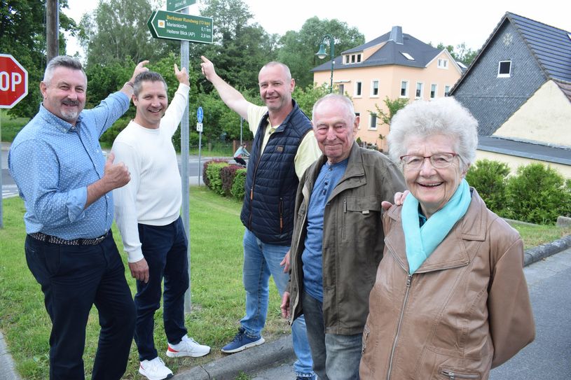 Der Arbeitskreis "Wanderwege" sowie Bürgermeister Sebastian Hein (3.v.r.) freuen sich über die erfolgreiche Realisierung von zwei Wanderrouten.