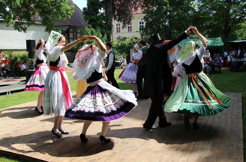 Tanzende Trachtenträger gab es bereits 2016 bei der Veranstaltung in Vetschau. Am 1. September ist »Die Tracht tanzt! Tanzt mit ...« in Lübben zu Gast.
