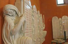 Die Porzellanfiguren in der Nicolaikirche sind weltweit die größten.