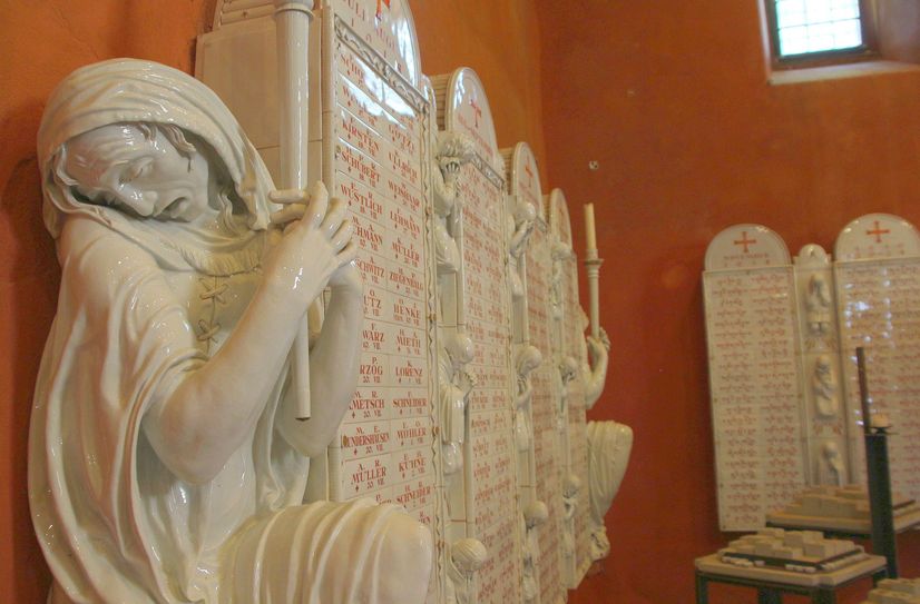 Die Porzellanfiguren in der Nicolaikirche sind weltweit die größten.