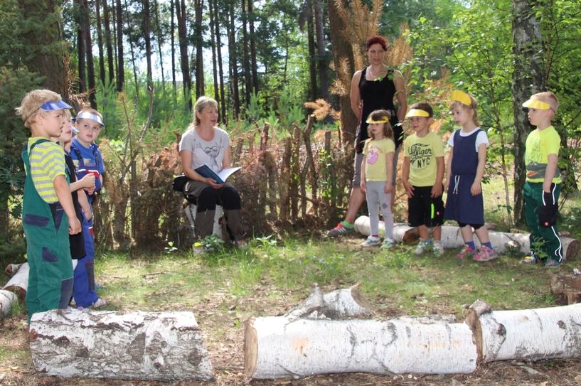 Unten: Als Dankeschön für die Spende, die von Christina Piche, Lutz Buschmann und Wolfgang Goldstein vom Rotary Club übergeben wurde, führten die Kinder ein kleines Stück auf. Foto: Keil