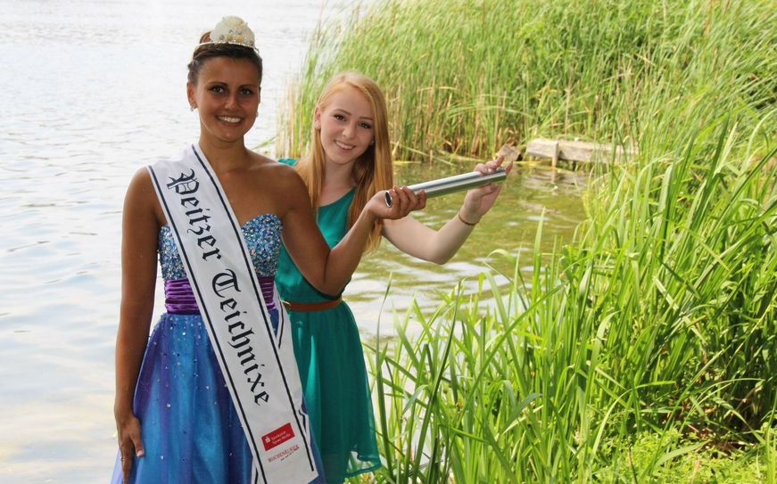 Symbolische Staffelstabübergabe am Hälterteich, morgen wird es ernst: Ab Freitag, 12. August, hat Peitz mit Jenifer Fiebow (19) eine neue Teichnixe. Sie löst Alexandra Malk ab. Foto: jho
