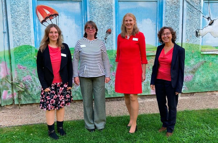 Gemeinsames Foto zum Jubiläum (v.l.n.r.): Dorothea Kästner und Franziska Rumpel (Sozialarbeiterinnen im Frauenhaus), Susanne Rieckhof (Vize-Landrätin) und Manuela Dörnenburg (Landesgleichstellungsbeauftragte). Seit zehn Jahren wird das Frauenhaus durch den Landkreis als Träger betrieben.