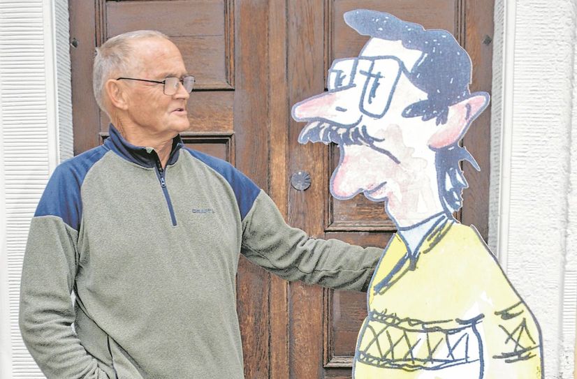 Uwe Hanneck (l.) gestaltet eine Ausstellung mit seinen Zeichnungen und Karikaturen im Großenhainer Museum.