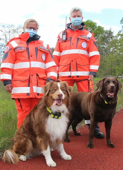 Birgit Husemann (re.) mit ihrem Labrador Milow und Nadine Radschikowsky (li.) mit ihrem Australian Shepherd Piper. Beide Rettungshunde tragen zwei von den neuen GPS-Funk-Halsbändern. Fotos: sts