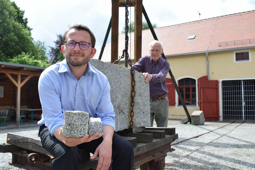 Bürgermeister Jens Glowienka (vorn) und Jörg Nadolny posieren vor dem historischen Kran. Foto: spa