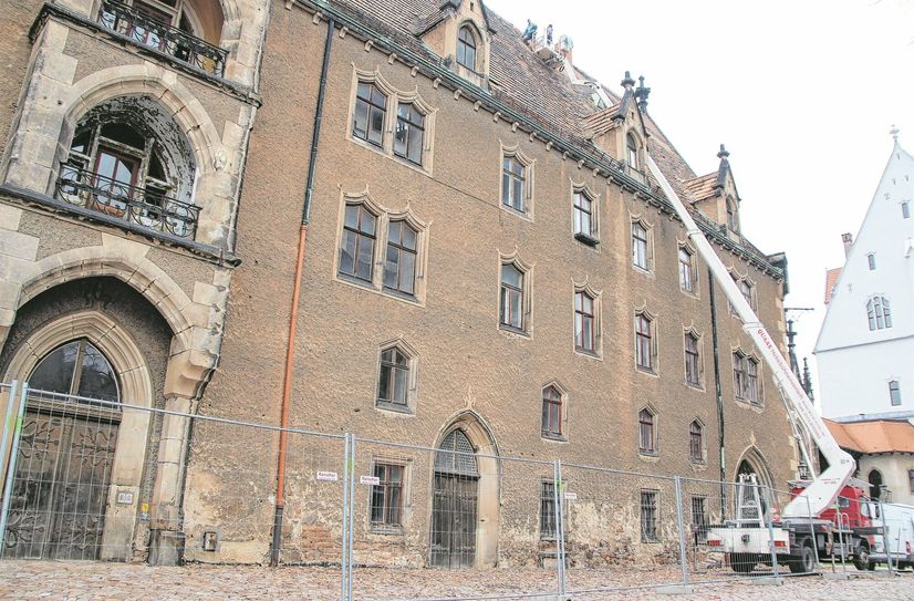 Immer wieder mussten am historischen Kornhaus auf dem Burgberg Sicherungsmaßnahmen beauftragt werden, um Passanten und das Gebäude zu schützen.