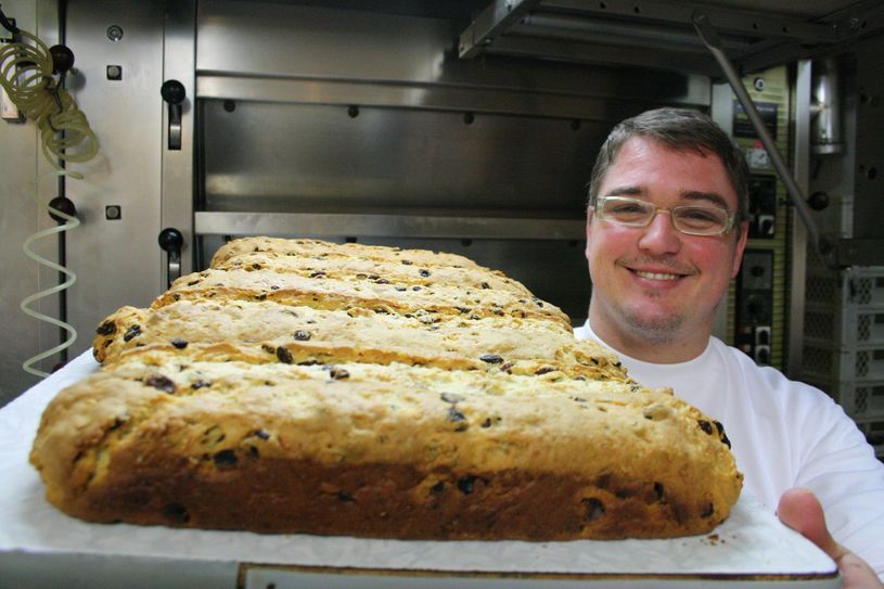Sebastian Riedel liefert die Stollen nach altem Familienrezept. Fotos (2): Archiv
