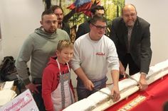 Der Stollenanschnitt 2017 fand zugunsten des Kinder- und Jugendvereins »Schmales Haus« statt. In diesem Jahr können sich die Nachwuchskicker des SV Fortschritt freuen. Foto: Farrar