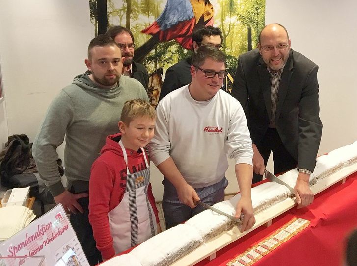 Der Stollenanschnitt 2017 fand zugunsten des Kinder- und Jugendvereins »Schmales Haus« statt. In diesem Jahr können sich die Nachwuchskicker des SV Fortschritt freuen. Foto: Farrar