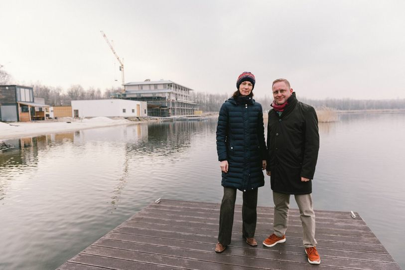 Hotelinhaberin Ina Lachmann und Hotel-Manager Conrad Schröpel vor der „Insel der Sinne". Foto: Paul Glaser.