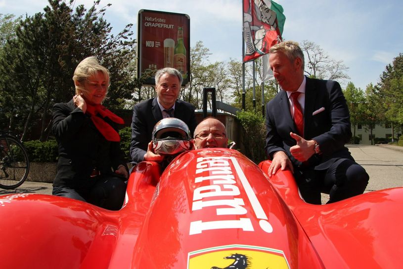V.l.: Feldschlößchen-Vertriebsleiterin Christine Pyrrhus, OB Uwe Rumberg, Organisator und Fahrer Thomas Käfer und Feldschlößchen-Gastroleiter Uwe Tschuschke freuen sich auf die Rennen. Foto: Schramm