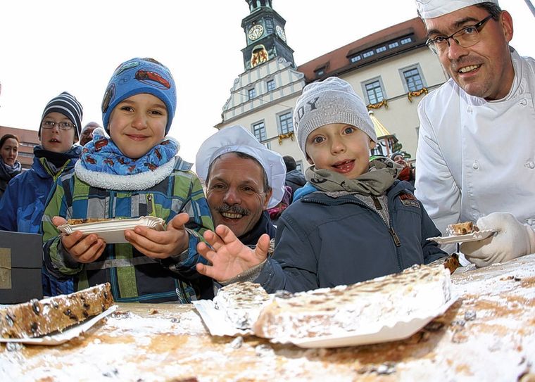 Bäckermeister Thomas mehnert aus Dürrröhrsord und Innungsmeister Frank Gröger aus Pirna (v. re.) laden zum Stollen kosten ein. Foto: df