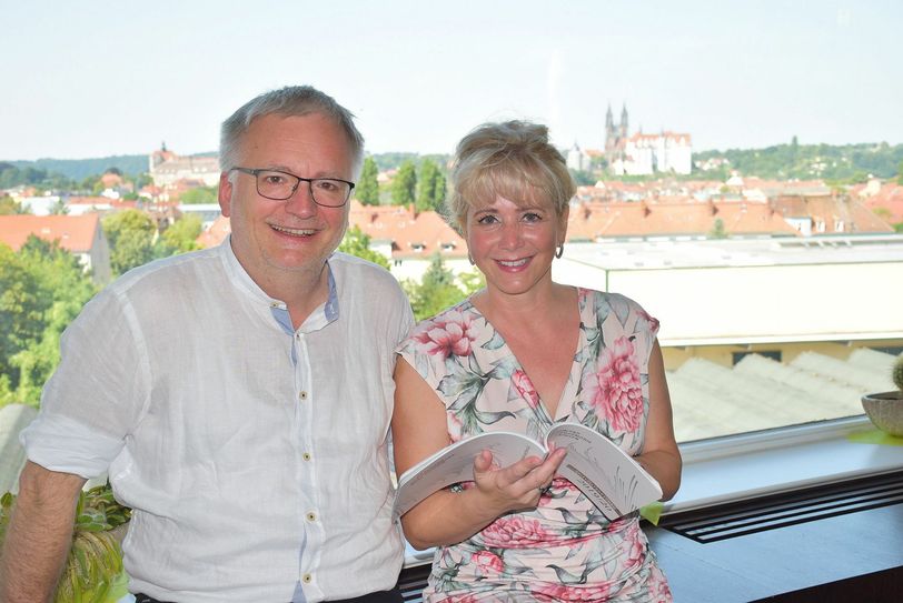 Chefdirigent Ekkehard Klemm und die  Geschäftsführerin der Elbland Philharmonie Sachsen, Carola Gotthardt, stellen das neue Spielzeitprogramm vor.                Foto: Trache
