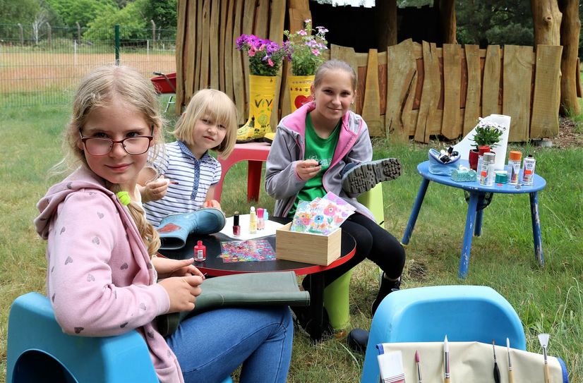 Fleißig bei der Gummistiefelverschönerung waren Yuna Grohne, Meta Romey und Alina Fehrmann (von rechts).