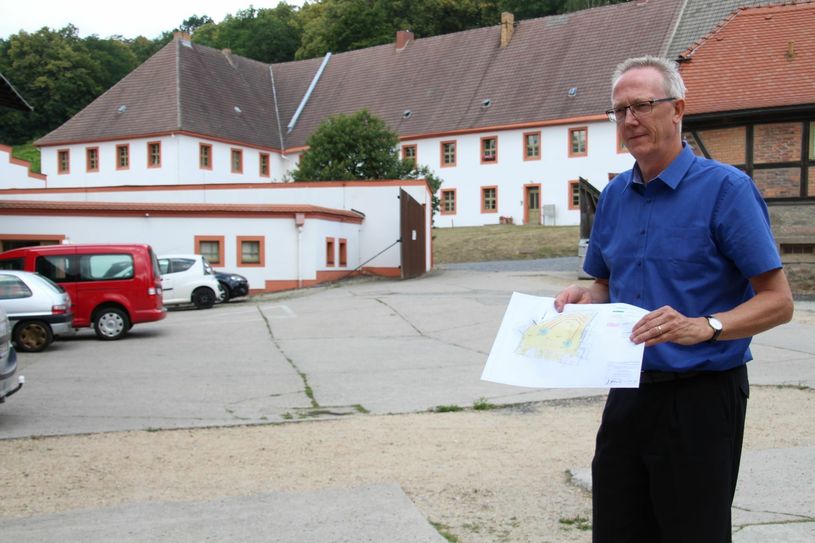 Dr. Michael Schlitt auf der Fläche, die zum Amphitheater umgestaltet werden soll. Foto: Keil