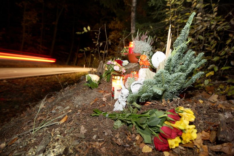 Brennende Kerzen, Teelichter und Gestecke an der Unfallstelle erinnern an den tragischen Tod der jungen Frau. Foto: D. Förster