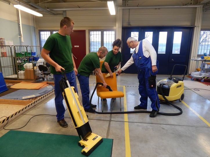 Insgesamt sieben Langzeitinhaftierte absolvieren derzeit eine Ausbildung zum Gebäudereiniger sowie Gebäudereinigerin. Ausbilder Dieter Saalbach (r.) erklärt den Insassen hier die Polsterreinigung. Foto: Dany Dawid