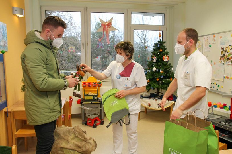 Vertriebsleiter Steven Knobel (li.) übergibt die Weihnachtsgeschenke auf der Kinderstation an Schwester Ina und Oberarzt Maik Heine (re.). Foto: LSK/ Gernot Schweitzer
