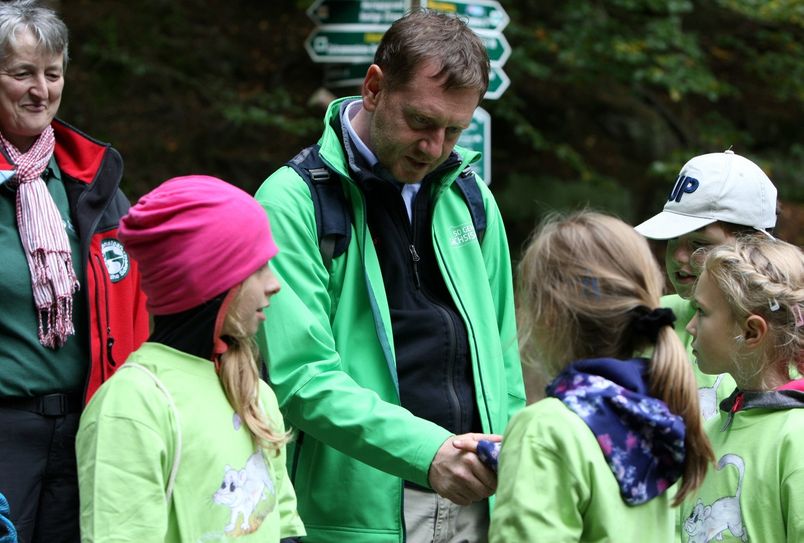 Ganz locker kam Michael Kretschmer mit den Junior Rangern ins Gespräch. Foto: D. Förster