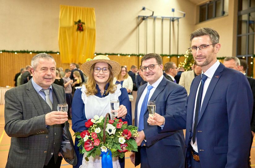 Landrat Michael Geisler, das 23. Sebnitzer Blumenmädchen Jasmin Richter, Joachim Hoof (Vorstandsvorsitzender der Ostsächsischen Sparkasse Dresden) und Oberbürgermeister Ronald Kretzschmar (v.l.n.r.).