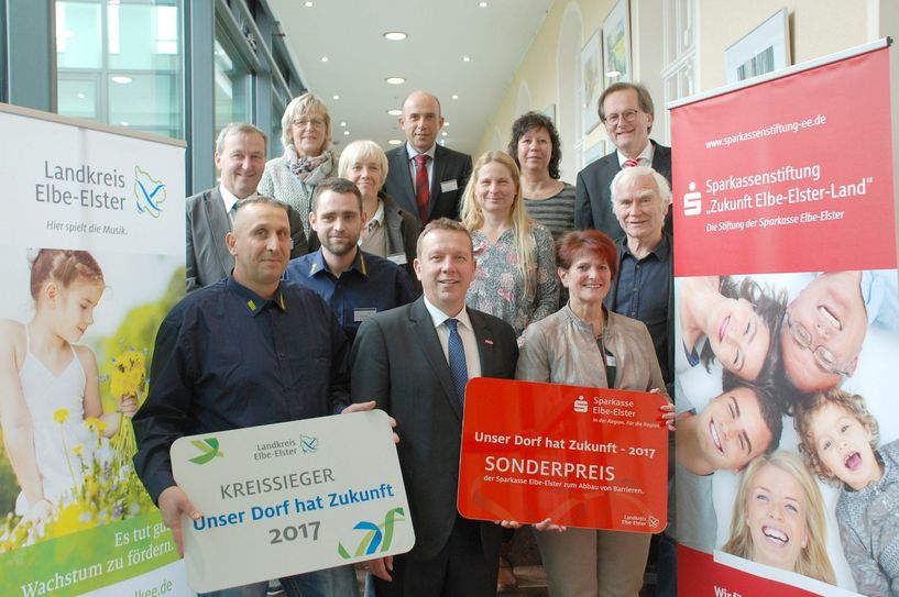 Die erfolgreichen Teilnehmer 2017 beim Kreis-Wettbewerb „Unser Dorf hat Zukunft“ präsentierten sich nach der Siegerehrung (Kreissieger Züllsdorf, Sonderpreis Schlieben) beim gemeinsamen Foto mit Landrat Christian Heinrich-Jaschinski (vorn Mitte) bei der Sparkasse Elbe-Elster in Finsterwalde. Foto: Pressestelle Kreisverwaltung/Torsten  Hoffgaard