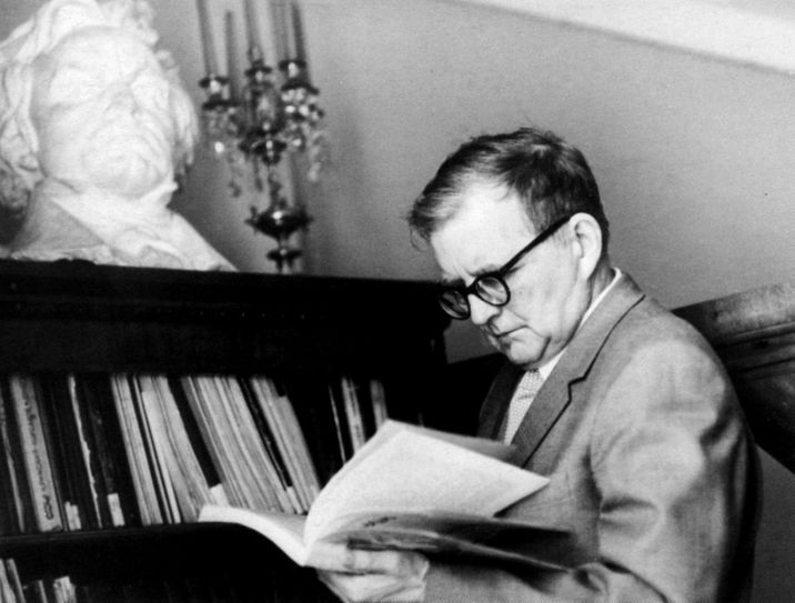 Schostakowitsch mit Beethoven-Büste in seinem Moskauer Arbeitszimmer, 1968. Foto: DSCH Publishers Moscow