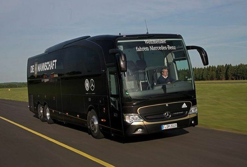 2. Mannschaftsbus der Fußball-Nationalmannschaft.