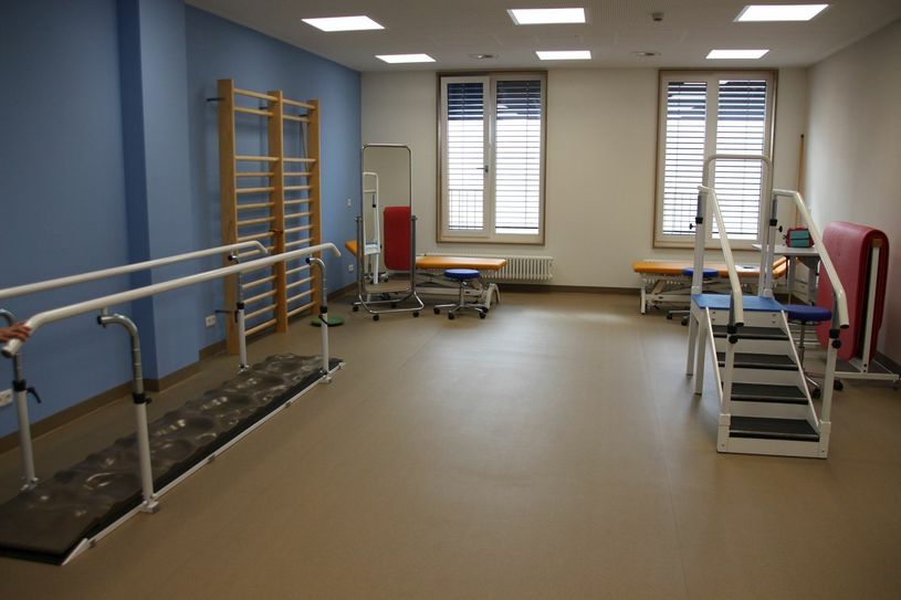 Im Therapieraum werden Bewegungen trainiert.